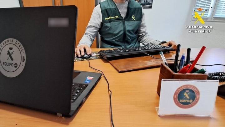 Detenida por extorsionar a un vecino con el que contactó por una web de citas