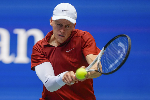 Sinner luce en forma en una cómoda victoria para iniciar la defensa de su título del U.S. Open