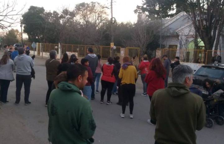 La comunidad educativa de Los Molles volvió a manifestarse y pide la intervención de Educación