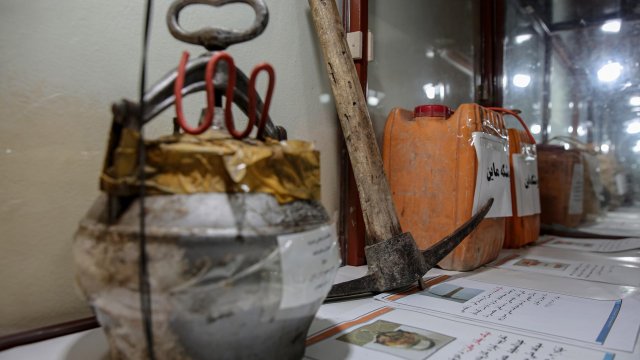 El museo del terror talibán: de ollas a presión, cafeteras bomba, a reliquias de suicidas