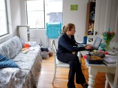 Participación laboral de madres con hijos pequeños cae en EU en 2025