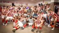 Inside: La celebración en el vestuario del Sporting por la primera victoria de la temporada
