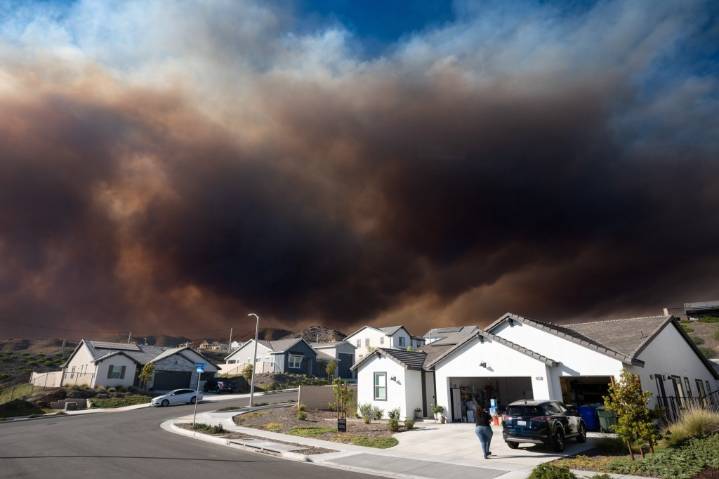 Canyon fire burning near Castaic doesn’t grow overnight