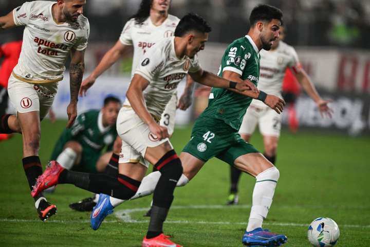 Universitario no pudo seguir el frenético ritmo del Palmeiras y fue vapuleado