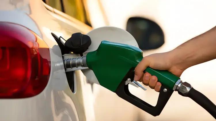 Gobierno renueva acuerdo para mantener gasolina magna en 24 pesos por litro