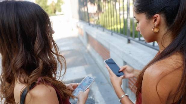 Deterioro de la salud mental de los jóvenes modifica la «curva de la felicidad»
