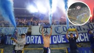 "Pónganse en nuestros zapatos": Hinchas de Millonarios lanzaron sus tenis al campo de juego como protesta