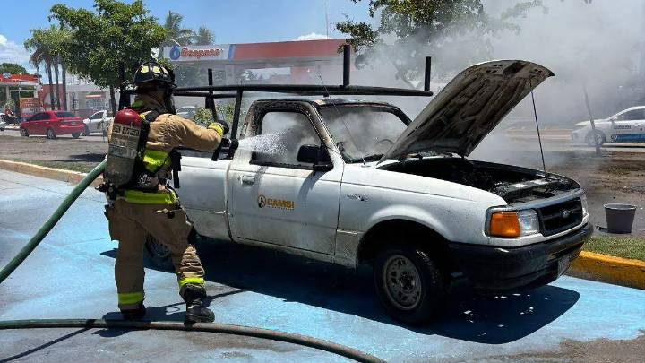 Camioneta se incendia en la avenida Juan Pablo II de Mazatlán; se desconocen las causas
