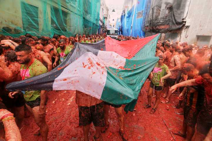 Tons of overripe tomatoes become projectiles in Spain's 'Tomatina' food fight