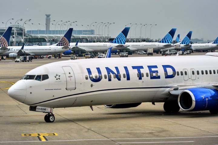 United Airlines resolves tech issue that grounded flights, but travel disruptions continue