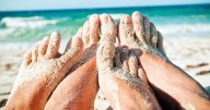 Dad's 'game-changer' £1.48 method removes sand from wet feet instantly