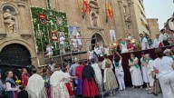Una pedida de mano en la ofrenda de flores en la plaza de San Lorenzo