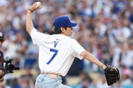 El show de V de BTS en Dodger Stadium que terminó con un lanzamiento perfecto
