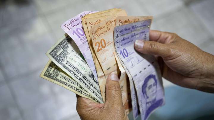 Salario mínimo en Venezuela equivale a un dólar mensual a tasa oficial #8Ago