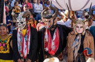 Disfrutan tijuanenses la tradicional Guelaguetza en la avenida Revolución