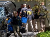 El FBI allana la casa y la oficina de un ex asesor estrella de Donald Trump convertido en feroz enemigo