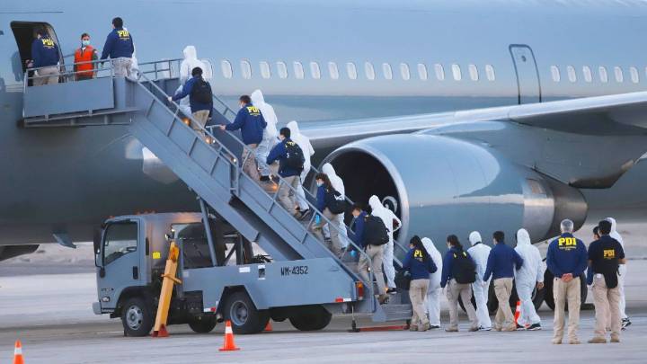 Van 812 personas este año: Migraciones expulsa a 65 extranjeros hacia Colombia y República Dominicana