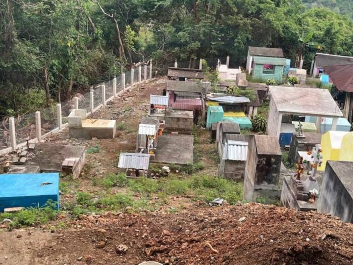 Vecinos de Temamatla realizan barda en el panteón