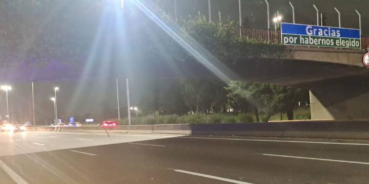 Una turista italiana fue atacada a piedrazos camino al Aeropuerto de Ezeiza: fue internada y perdió el vuelo
