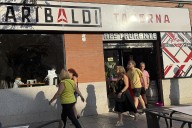 La reapertura de la taberna Garibaldi de Pablo Iglesias: "Hemos abierto a las seis, pero ya desde el mediodía había gente deambulando frente al local"