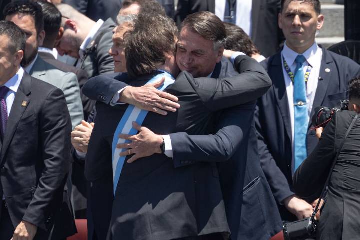 Por una carta para Milei. La policía de Brasil acusa a Jair Bolsonaro de planear huir a la Argentina para pedir asilo