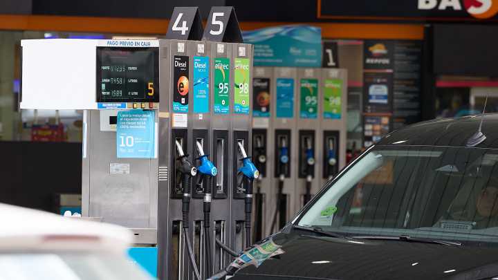 El precio de los combustibles sigue a la baja y roza precios mínimos de verano en víspera del puente del 15 de agosto