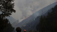 El fuego llega a las puertas de Igüeña y baja ladera abajo hacia Colinas del Campo