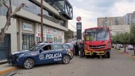 Autobús choca contra patrulla en Toluca: tres policías lesionados y caos vial