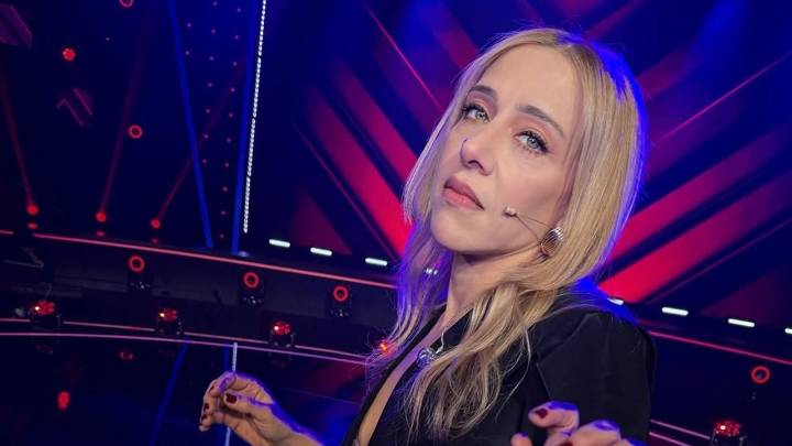 Juliana Gattas brilló con un look glam rock que rescata lo teatral y lo convierte en tendencia