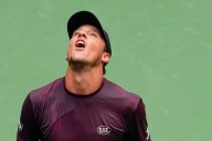 Carlos Alcaraz's brief knee problem at the US Open doesn't slow him down in a win