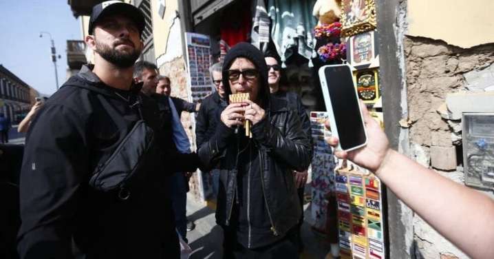Billie Joe Armstrong de Green Day sorprende a fans tras tocar una zampoña en el Centro de Lima