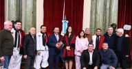Sáenz encabezó el emotivo reconocimiento a Las Voces de Orán y a su fundador