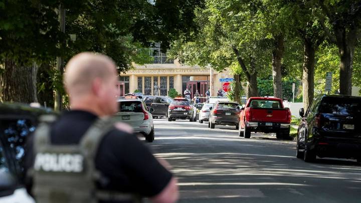 Dos niños mueren en un tiroteo en una escuela católica en Mineápolis