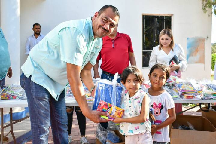 Entregan útiles escolares en la Villa de Nuevo Progreso