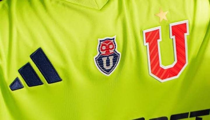 "Inspirada en una de sus épocas más exitosas": Presentan la nueva camiseta de Universidad de Chile 2025