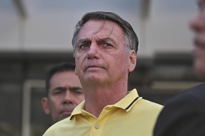 Bolsonaro recibió la «sugerencia» de pedir asilo a Argentina pero no aceptó, dice defensa