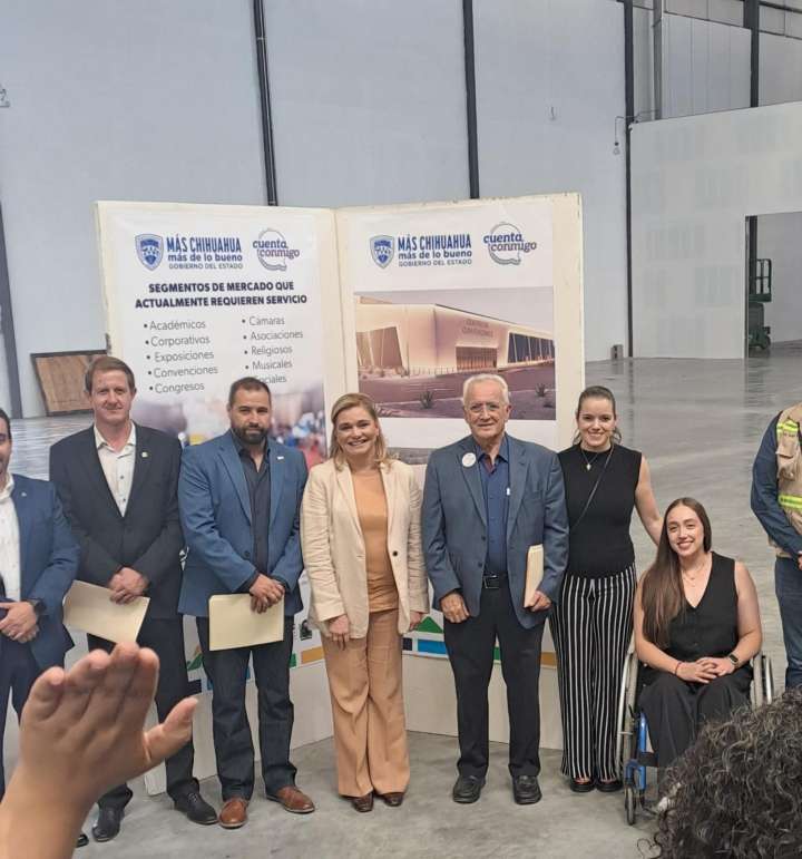 Recorren Maru y Beto Pérez el Centro de Convenciones de Cuauhtémoc