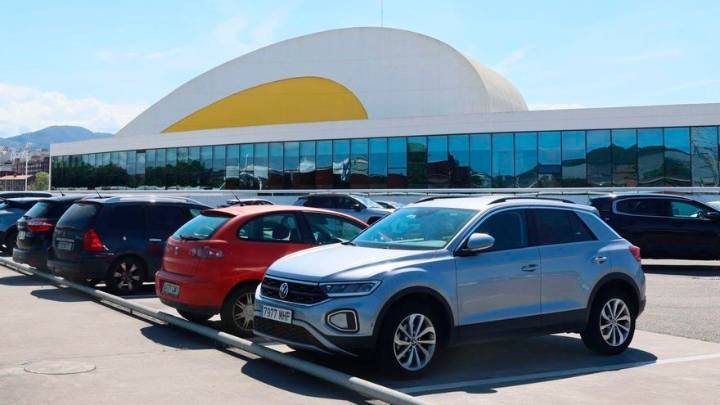 El auge turístico complica aparcar en Avilés (y las cifras de ocupación de los parkings también van al alza)
