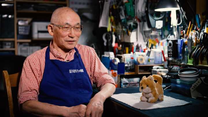Conoce al “doctor” japonés que repara juguetes para los adultos mayores