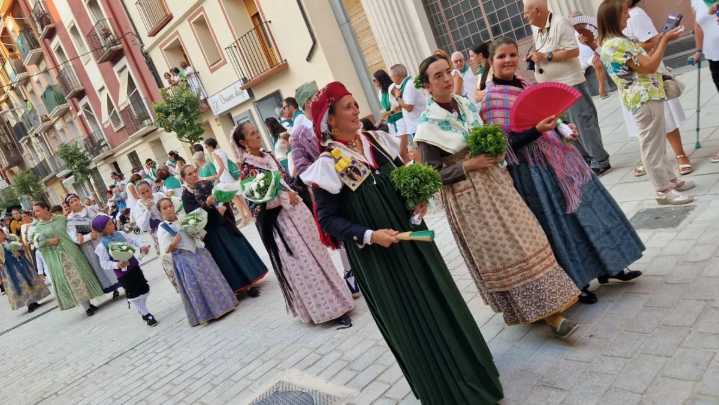 Miles de oscenses se sobreponen al calor para rendir homenaje a San Lorenzo en la Ofrenda de Flores y Frutos 2025