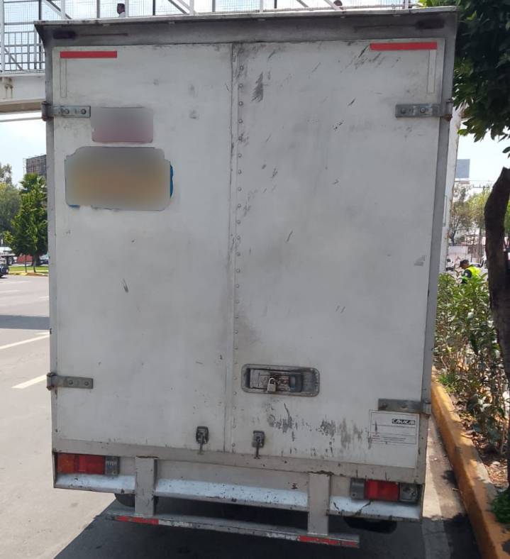 Tlalnepantla: Policías estatales aseguran camioneta abandonada con mercancía valuada