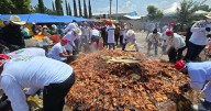 ¡En hornos gigantes! Actopan prepara barbacoa con 105 borregos
