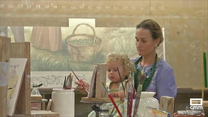 Familias numerosas participan en Ceramitur, una experiencia inmersiva en cerámica artesana