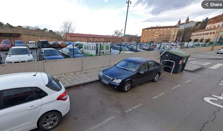 Los postes de recarga eléctrica se van expandiéndo por  la ciudad