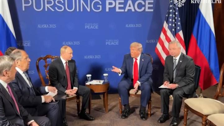 Trump le aplaude a Putin a su llegada a Alaska; ya se reúnen para discutir sobre Ucrania