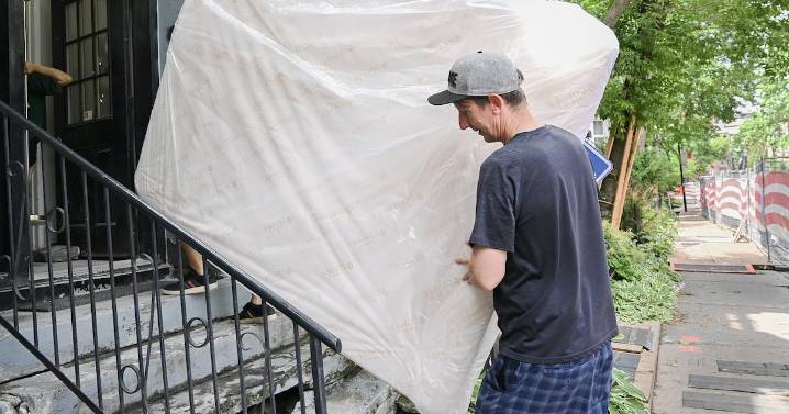 Rent in Canada: Average asking fall annually to $2,121: report