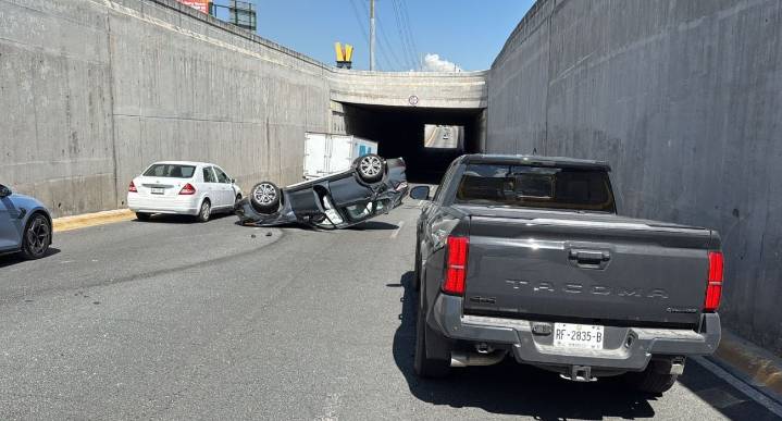 Vuelca vehículo en Paso Deprimido Lázaro Cárdenas; hay heridos