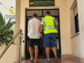 Detenido tras sustraer una treintena de placas de matrícula en una semana en Calp