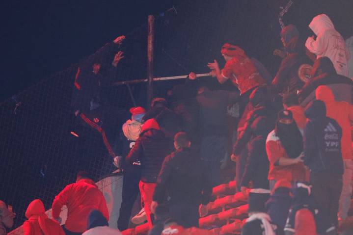 Indignante batalla campal: partido de la Copa Sudamericana fue suspendido por violencia