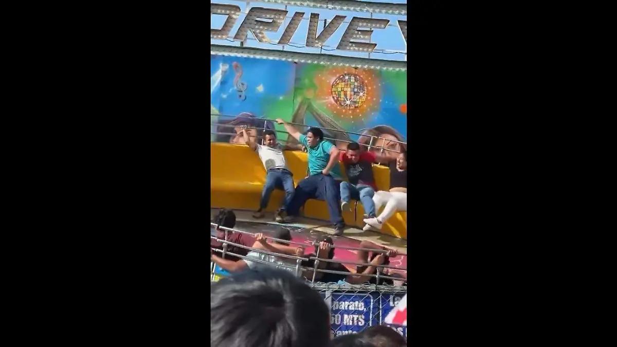 Joven se sube a juego mecánico… y pierde el pantalón frente a millones
